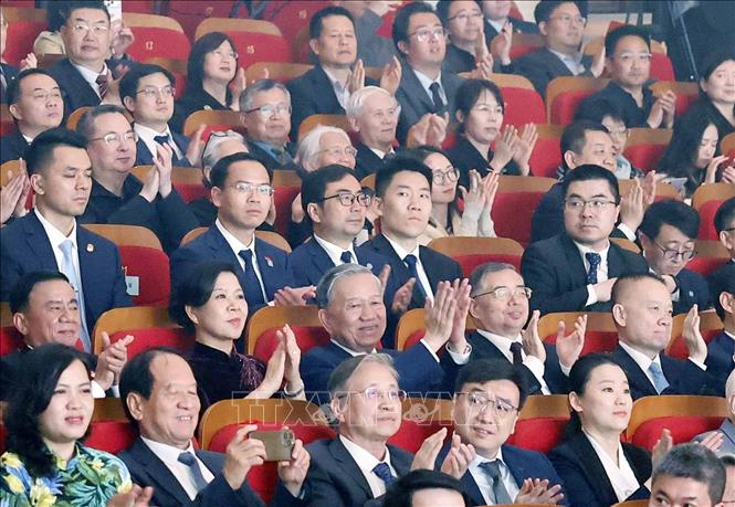 Tổng Bí thư, Chủ tịch nước Tô Lâm và Phu nhân dự chương trình biểu diễn nghệ thuật Việt Nam – Trung Quốc. Ảnh: Thống Nhất - TTXVN