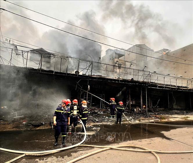 Các lực lượng chức năng chữa cháy. Ảnh: TTXVN phát