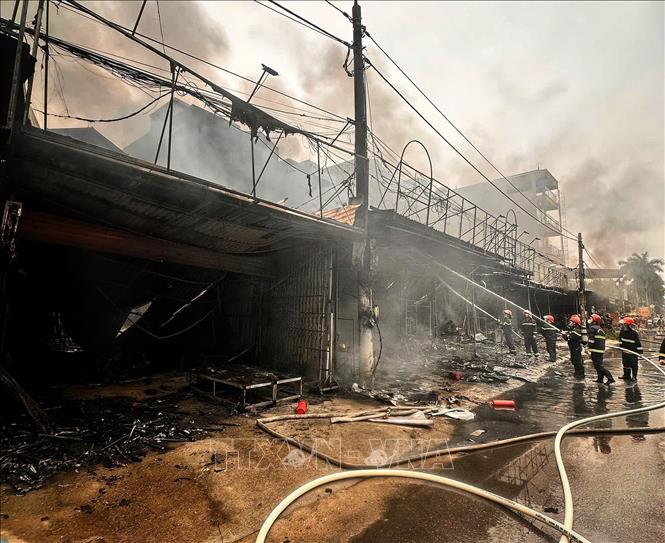 Các lực lượng chức năng chữa cháy. Ảnh: TTXVN phát