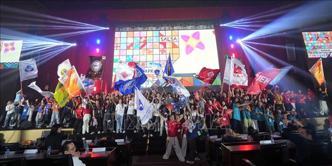 Sinh viên các trường đại học tưng bừng chào mừng phút khai mạc của Liên hoan. Ảnh: Huyền Trang - TTXVN 