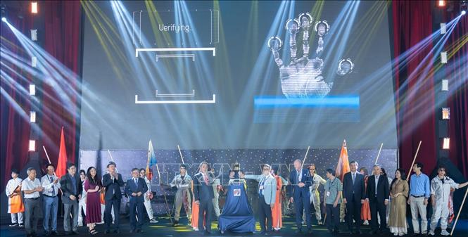 Các đại biểu nhấn nút chào mừng Lễ khai mạc Liên hoan Sinh viên Kiến trúc toàn quốc lần thứ XV (Festival XV) với chủ đề “Archinnovation – Kiến trúc trong kỷ nguyên công nghệ”. Ảnh: Huyền Trang - TTXVN 