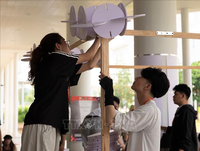 Sinh viên các trường đại học đang bày trí không gian triển lãm sáng tạo tại Liên hoan Sinh viên Kiến trúc toàn quốc lần thứ XV. Ảnh: Huyền Trang - TTXVN 