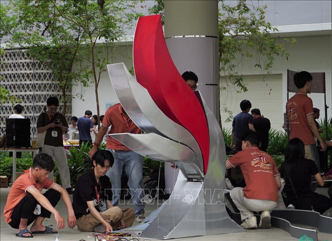 Sinh viên các trường đại học đang bày trí không gian triển lãm sáng tạo tại Liên hoan Sinh viên Kiến trúc toàn quốc lần thứ XV. Ảnh: Huyền Trang - TTXVN                            