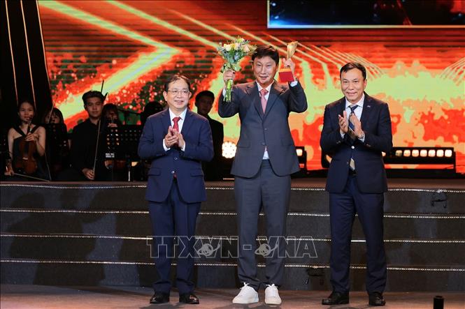 HLV Kim Sang Sik, đại diện Đội tuyển bóng đá U22 Việt Nam giành HCV SEA Games 33 nhận giải Chiến tích thể thao. Ảnh; Hoàng Hiếu - TTXVN