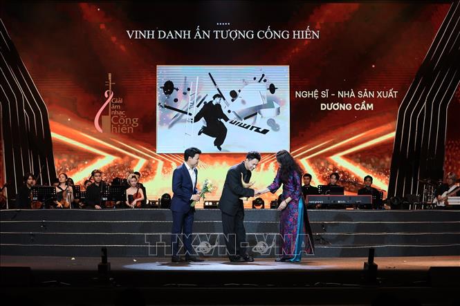 Nhà báo Nguyễn Thị Sự, Phó Tổng giám đốc Thông tấn xã Việt Nam và Trung tá NSƯT Vũ Thắng Lợi, Phó Giám đốc Dàn nhạc Giao hưởng Quân đội vinh danh Nhạc sĩ Dương Cầm, người kể chuyện văn hóa bằng Nhạc kịch Made in Việt Nam – Nhạc sĩ Dương Cầm. Ảnh: Phạm Tuấn Anh - TTXVN