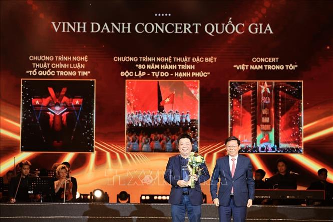 Ông Trần Thanh Lâm, Ủy viên Trung ương Đảng, Phó trưởng ban Tuyên giáo và Dân vận Trung ương trao Kỷ niệm chương Cống hiến cho Nhà báo Quế Đình Nguyên - Phó Tổng Biên tập Báo Nhân Dân. Ảnh: Phạm Tuấn Anh - TTXVN