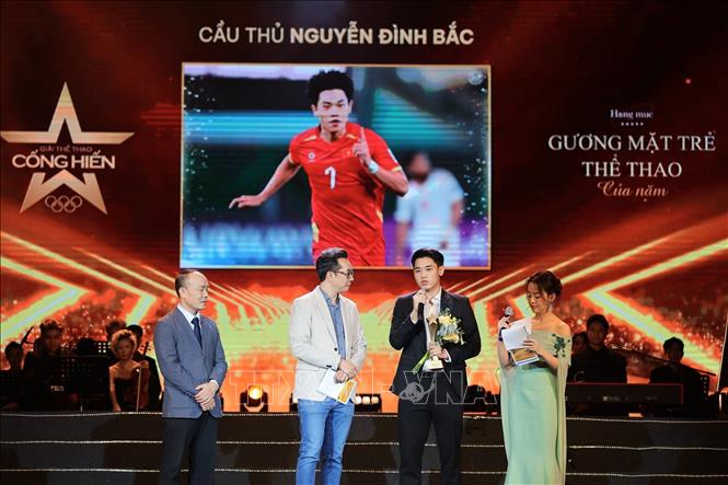Ông Nguyễn Văn Phú, Tổng thư ký Liên đoàn Bóng đá Việt Nam trao giải Gương mặt trẻ Thể thao của năm cho cầu thủ bóng đá Nguyễn Đình Bắc. Ảnh: Phạm Tuấn Anh - TTXVN