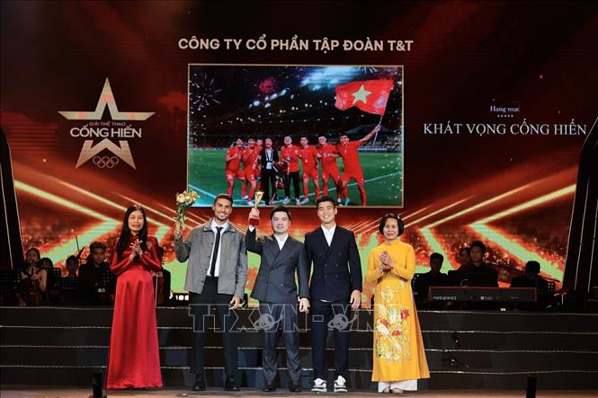 Bà Lê Thị Hoàng Yến, Phó Cục trưởng Cục TDTT Việt Nam và bà Đỗ Trang, Phó Bí thư chuyên trách Đảng ủy TTXVN trao giải Khát vọng Cống hiến cho Công ty CP Tập đoàn T&T. Ảnh: Phạm Tuấn Anh - TTXVN