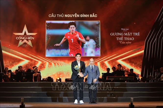 Ông Nguyễn Văn Phú, Tổng thư ký Liên đoàn Bóng đá Việt Nam lên trao giải Gương mặt trẻ Thể thao của năm cho cầu thủ bóng đá Nguyễn Đình Bắc. Ảnh: Phạm Tuấn Anh - TTXVN