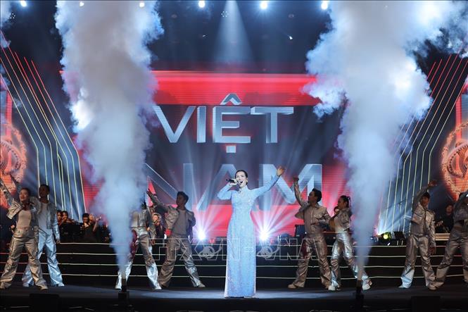 Sân khấu Cống hiến rực cháy với ca khúc 