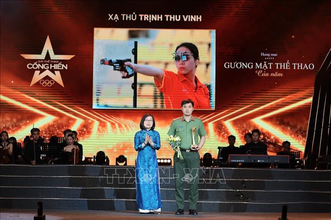 VĐV bắn súng Trịnh Thu Vinh nhận giải hạng mục Gương mặt thể thao của năm. Ảnh: Phạm Tuấn Anh - TTXVN