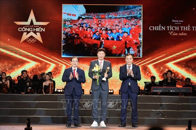 Đại diện đội tuyển U22 Việt Nam giành HCV SEA Games 33 nhận giải Chiến tích thể thao. Ảnh: Phạm Tuấn Anh - TTXVN