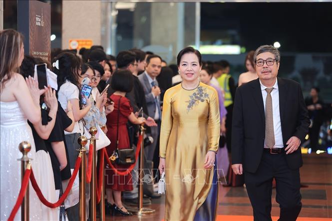 Tiến sĩ Ngô Phương Lan, Chủ tịch Hiệp hội Xúc tiến Phát triển Điện ảnh Việt Nam có mặt tại thảm đỏ Lễ trao Giải thưởng Cống hiến 2026. Ảnh: Phạm Tuấn Anh - TTXVN