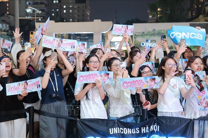 Các fan hâm mộ đến từ rất sớm để chờ đón thần tượng của mình. Ảnh: Lê Đông - TTXVN