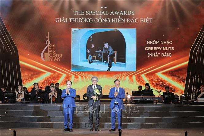 Nhà báo Nguyễn Thiện Thuật, Tổng biên tập Báo Thể thao và Văn hoá, Trưởng Ban tổ chức Giải thưởng Cống hiến 2026 và Giáo sư, Tiến sĩ danh dự, Nghệ sĩ Chu Bảo Quế trao Giải thưởng Cống hiến Đặc biệt cho đại diện Nhóm nhạc Creepy Nuts của Nhật Bản. Ảnh: Phạm Tuấn Anh - TTXVN