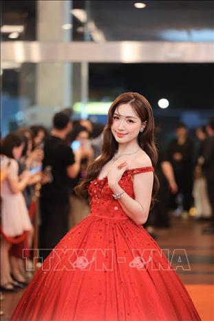 Nữ ca sĩ Hoà Minzy có mặt trên thảm đỏ của Lễ trao Giải thưởng Cống hiến năm 2026. Ảnh: Phạm Tuấn Anh - TTXVN