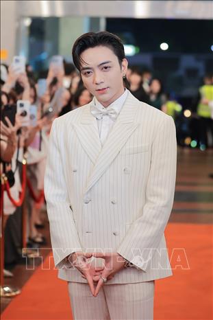 Ca sĩ Soobin Hoàng Sơn có mặt trên thảm đỏ của Lễ trao Giải thưởng Cống hiến năm 2026. Ảnh: Phạm Tuấn Anh - TTXVN