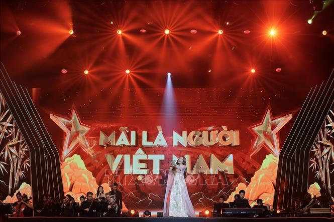 Ca sĩ Trang Pháp biểu diễn tiết mục 