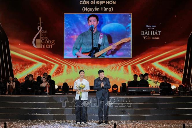 TS, NSND Quốc Hưng, Giám đốc Học viện Âm nhạc quốc gia Việt Nam trao giải cho hạng mục Bài hát của năm thuộc về ca khúc 