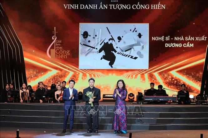 Nhà báo Nguyễn Thị Sự, Phó Tổng giám đốc Thông tấn xã Việt Nam và Trung tá, NSƯT Vũ Thắng Lợi, Phó Giám đốc Dàn nhạc Giao hưởng Quân đội vinh danh Nhạc sĩ Dương Cầm, người kể chuyện văn hóa bằng Nhạc kịch Made in Việt Nam – Nhạc sĩ Dương Cầm. Ảnh: Lê Đông - TTXVN