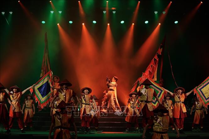 Ca sĩ Đức Phức và vũ đoàn với tiết mục mở màn 