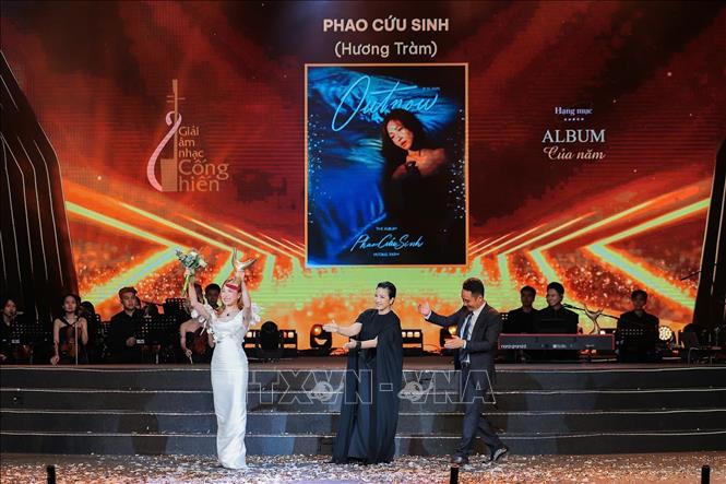Ca sĩ Mỹ Linh và nhạc sĩ Anh Quân trao giải cho hạng mục Album của năm – Giải Âm nhạc Cống hiến 2026 thuộc về Phao cứu sinh  của ca sĩ Hương Tràm. Ảnh: Phạm Tuấn Anh - TTXVN
