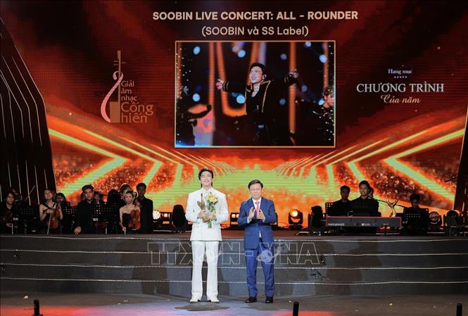 Ông Trần Thanh Lâm, Uỷ viên Trung ương Đảng, Phó Ban Tuyên giáo và Dân vận Trung ương công bố và trao giải cho hạng mục: Chương trình của năm! thuộc về SOOBIN LIVE CONCERT: ALL - ROUNDER (SOOBIN và SS Label). Ảnh: Lê Đông - TTXVN