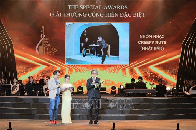 Giải thưởng Cống hiến Đặc biệt cho các nghệ sĩ Nhật Bản là Nhóm nhạc Creepy Nuts, như một sự ghi nhận cho những đóng góp nổi bật và sự kết nối văn hóa giữa hai nền âm nhạc. Ông Kurito - Tổng giám đốc Hiệp hội Xúc tiến Công nghiệp Văn hóa và Giải trí Nhật Bản (CEIPA) thay mặt các ngệ sĩ nhận giải thưởng. Ảnh: Lê Đông - TTXVN