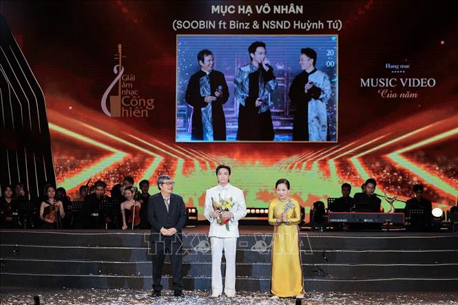 Tiến sĩ Ngô Phương Lan, Chủ tịch Hiệp hội Xúc tiến Phát triển Điện ảnh Việt Nam và Nhà báo Đinh Trọng Tuấn lên công bố và trao giải cho hạng mục Music Video của năm thuộc về 