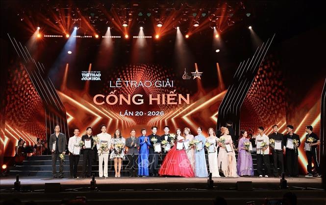 Tổng giám đốc TTXVN, Phó Trưởng Ban Tuyên giáo và Dân vận Trung ương Vũ Việt Trang và ông Nguyễn Đức Lợi, Phó Chủ tịch thường trực Hội Nhà báo Việt Nam trao chứng nhận vinh danh Top 5 Âm nhạc Cống hiến 2026. Ảnh: Phạm Tuấn Anh - TTXVN