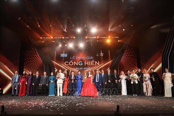 Các đại biểu chụp hình lưu niệm cùng với nghệ sĩ tại Lễ trao Giải thưởng Cống hiến 2026. Ảnh: Phạm Tuấn Anh - TTXVN