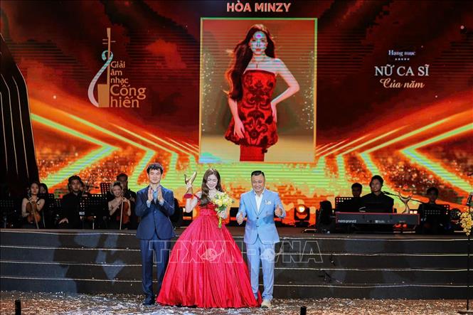 Ca sĩ Hoà Minzy đoạt giải 
