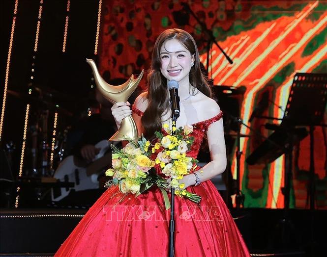 Ca sĩ Hoà Minzy đoạt giải 
