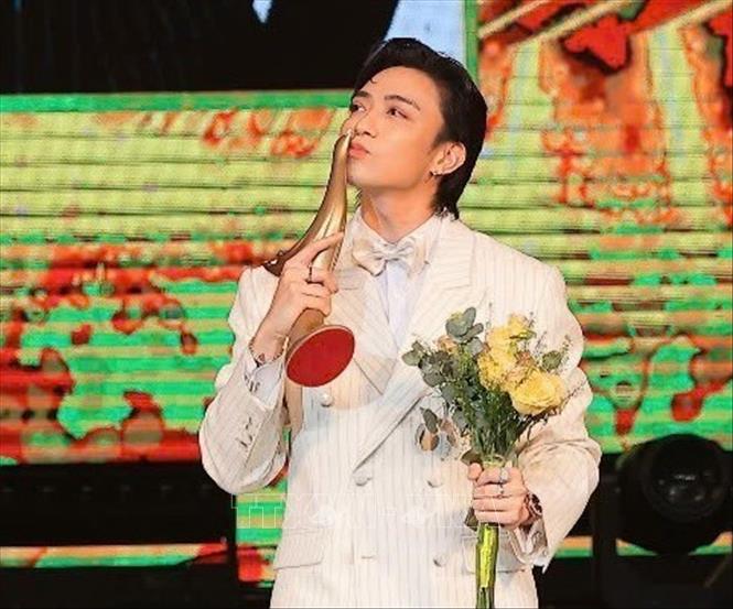 Ca sĩ Soobin Hoàng Sơn đoạt giải Nam ca sĩ của năm. Ảnh: Hoàng Hiếu - TTXVN