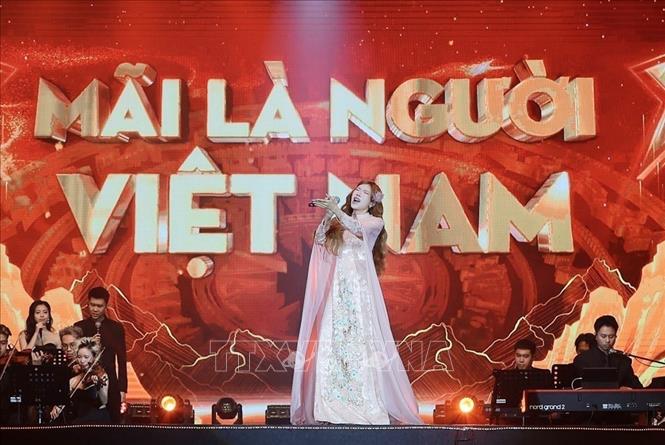 Ca sĩ Trang Pháp biểu diễn tiết mục 