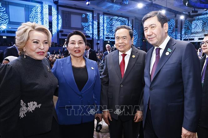 Chủ tịch Quốc hội Trần Thanh Mẫn và Chủ tịch Hội đồng Liên bang Nga Valentina Matviyenko với đại biểu. Ảnh: Doãn Tấn - TTXVN