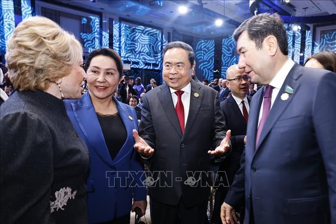 Chủ tịch Quốc hội Trần Thanh Mẫn và Chủ tịch Hội đồng Liên bang Nga Valentina Matviyenko với đại biểu. Ảnh: Doãn Tấn - TTXVN