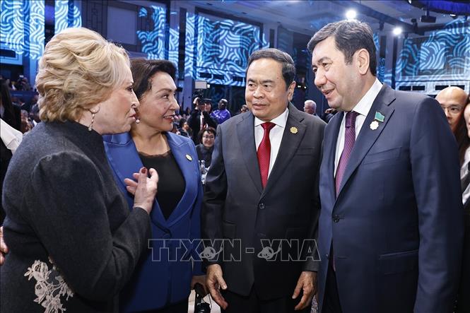 Chủ tịch Quốc hội Trần Thanh Mẫn và Chủ tịch Hội đồng Liên bang Nga Valentina Matviyenko với đại biểu. Ảnh: Doãn Tấn - TTXVN