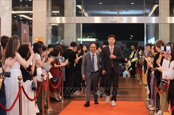 HLV đội tuyển bóng đá nam Kim Sang Sik đến tham dự buổi lễ. Ảnh: Phạm Tuấn Anh - TTXVN