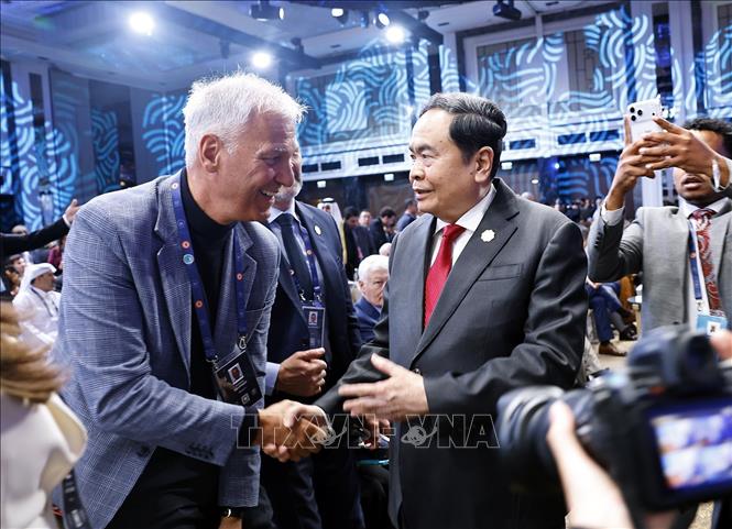 Chủ tịch Quốc hội Trần Thanh Mẫn với đại biểu. Ảnh: Doãn Tấn - TTXVN