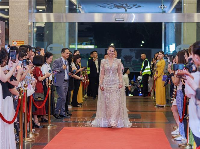 Ca sĩ Võ Hạ Trâm đến dự Lễ trao Giải thưởng Cống hiến 2026. Ảnh: Phạm Tuấn Anh - TTXVN