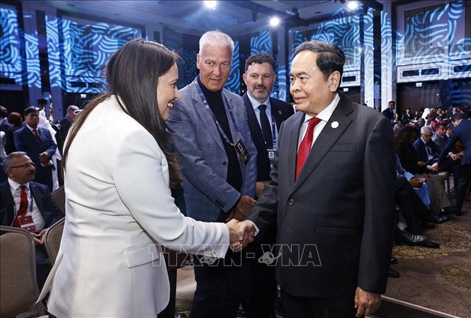 Chủ tịch Quốc hội Trần Thanh Mẫn với đại biểu. Ảnh: Doãn Tấn - TTXVN