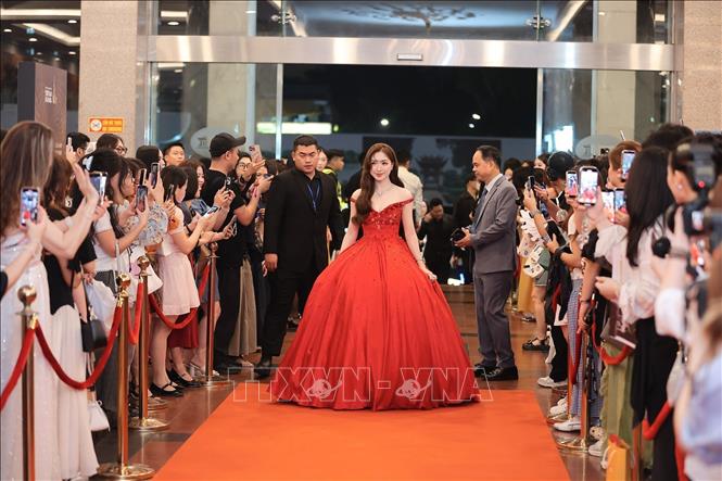 Nữ ca sĩ Hoà Minzy đến dự Lễ trao Giải thưởng Cống hiến 2026. Ảnh: Phạm Tuấn Anh - TTXVN