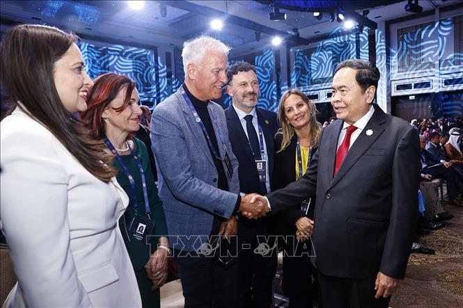 Chủ tịch Quốc hội Trần Thanh Mẫn với đại biểu. Ảnh: Doãn Tấn - TTXVN