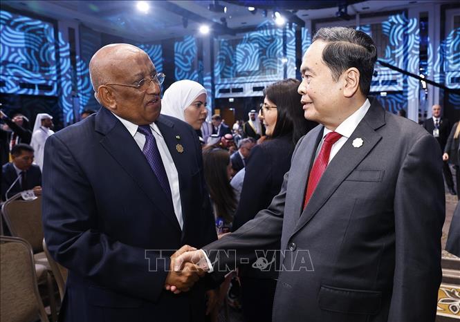 Chủ tịch Quốc hội Trần Thanh Mẫn với đại biểu. Ảnh: Doãn Tấn - TTXVN