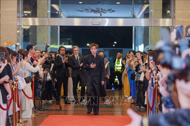 Nghệ sĩ CongB đến dự Lễ trao Giải thưởng Cống hiến năm 2026. Ảnh: Phạm Tuấn Anh - TTXVN