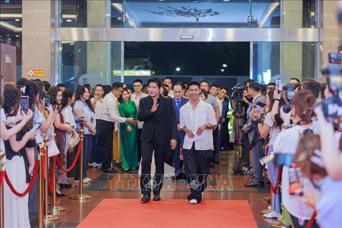 Nhạc sĩ Nguyễn Văn Chung và nhạc sĩ Nguyễn Hùng có mặt tại Lễ trao Giải thưởng Cống hiến 2026. Ảnh: Phạm Tuấn Anh - TTXVN