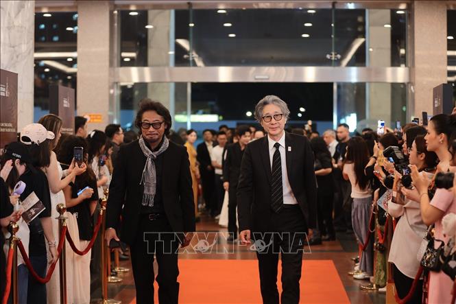 Đại diện nhóm nhạc Creepy Nuts của Nhật Bản đến tham dự lễ trao giải cống hiến 2026. Ảnh: Phạm Tuấn Anh - TTXVN