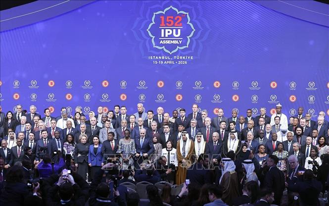 Chủ tịch Quốc hội Trần Thanh Mẫn với trưởng đoàn các nước chụp ảnh chung. Ảnh: Doãn Tấn - TTXVN