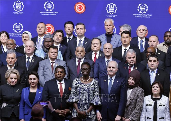 Chủ tịch Quốc hội Trần Thanh Mẫn với trưởng đoàn các nước chụp ảnh chung. Ảnh: Doãn Tấn - TTXVN